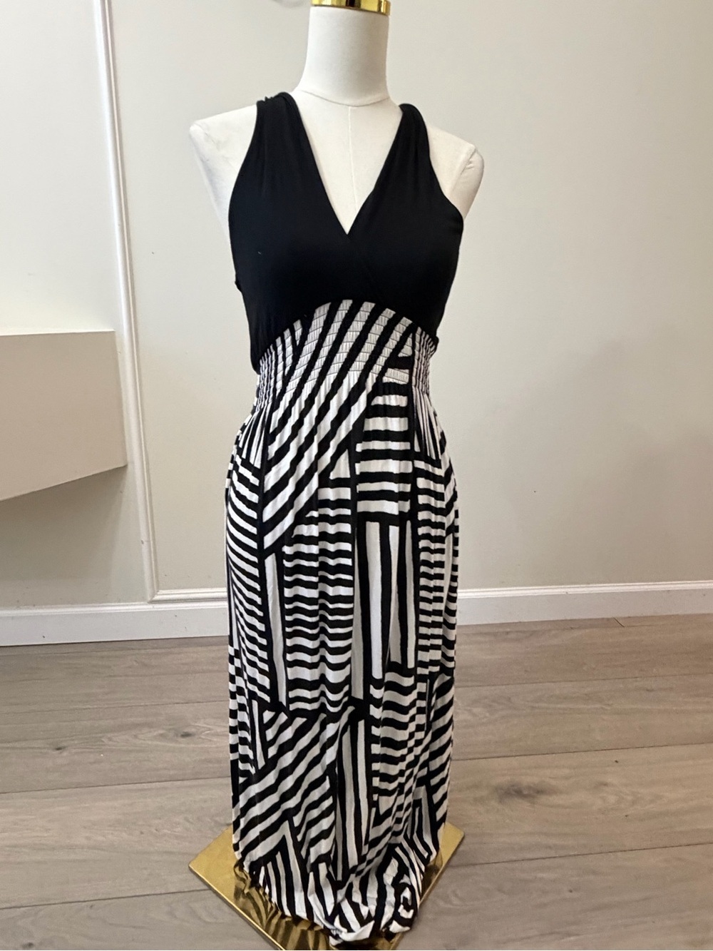 Felicity & Coco Black and White Geometric V-Neck Maxi Dress